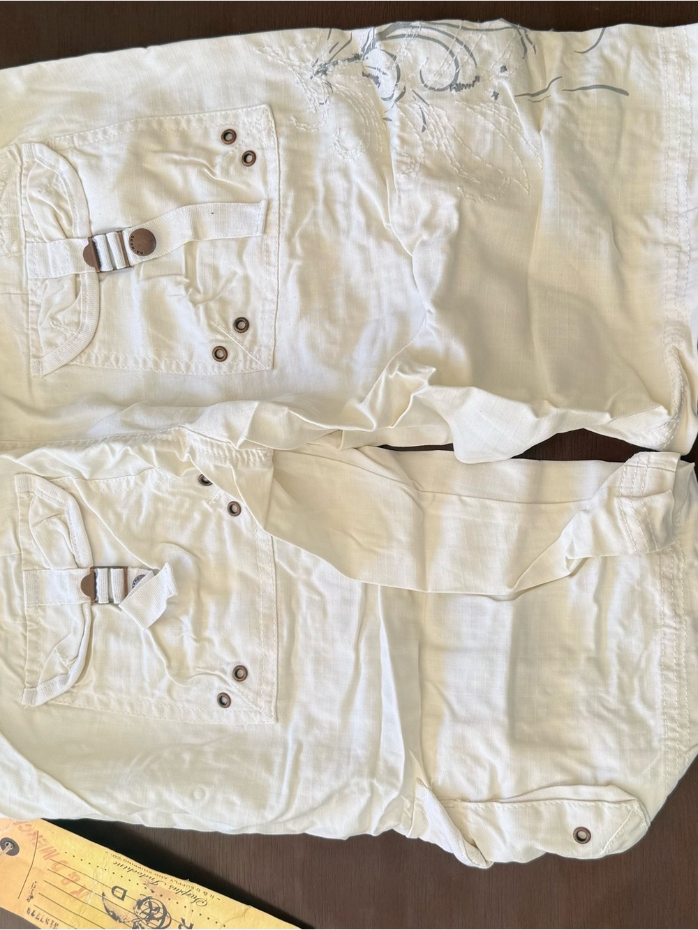 Da-Nang White Cargo Shorts with Utility Pockets and Belt - Picture 3 of 3